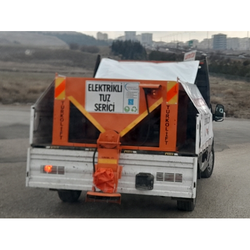 KAMYONET ÜZERİ TUZ SERPME MAKİNESİ 1.2 M3 / ELEKTRİKLİ / UZAKTAN KUMANDALI / 