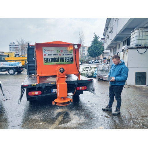 Tuz Serpme Makinesi / Uzaktan Kumandalı / Elektrikli / Kamyonet - Pikap Üzeri Monteli.