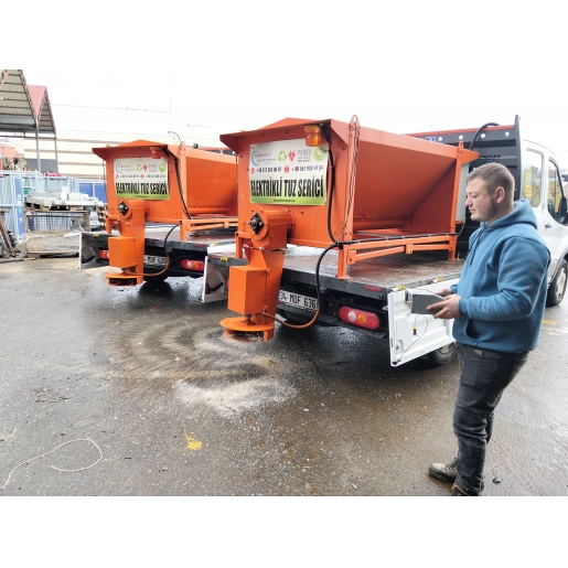 KAMYONET ÜZERİ TUZ SERPME MAKİNESİ 1.2 M3 / ELEKTRİKLİ / UZAKTAN KUMANDALI / 