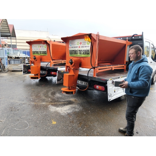 Tuz Serpme Makinesi / Uzaktan Kumandalı / Elektrikli / Kamyonet - Pikap Üzeri Monteli.