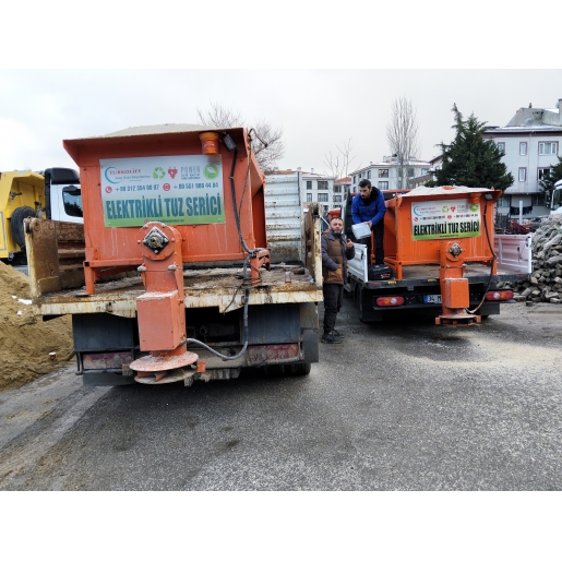KAMYONET ÜZERİ TUZ SERPME MAKİNESİ 1.2 M3 / ELEKTRİKLİ / UZAKTAN KUMANDALI / 